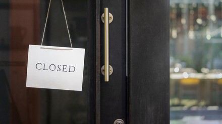 Restauranteingang mit einem „Closed“-Schild