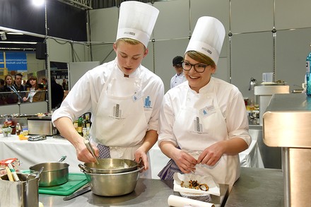 Zwei jugendliche Köche in einer Küche