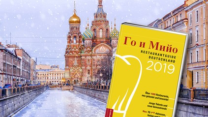 Ein Gault & Millau-Führer auf russisch vor einer russischen Basilika