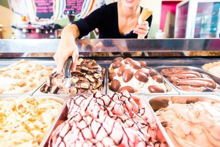 Eisverkäuferin am Stand