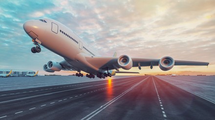 Ein abhebendes Flugzeug