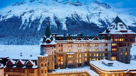 Außenansicht des Badrutts Palace im Winter