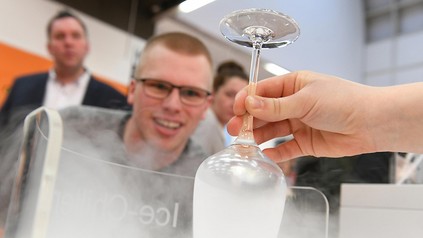 Ein Mann mit einem Glas aus Eis in der Hand