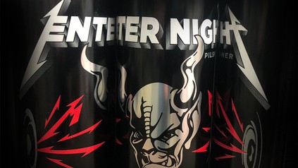 Ein Dosenbier mit der Aufschrift"Enter Night"