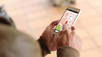 Mann mit Handy in der Hand