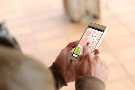 Mann mit Handy in der Hand