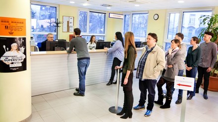 wartende Kunden beim AMS