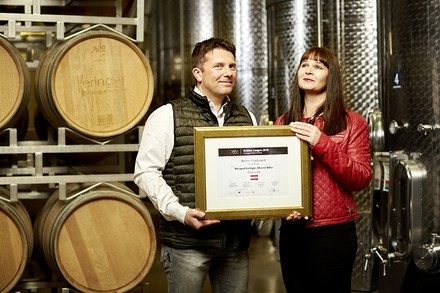 Robert und Marietta Keringer mit der Siegesurkunde im Fass und Tankkeller. Robert und Marietta Keringer sind zum 5 Mal Golden League Sieger.