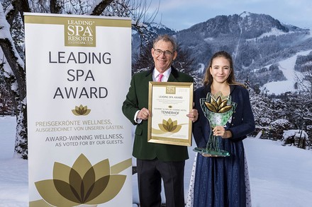 Eine Hotelier-Familie mit der Auszeichnung des Leading Spa Award in den Händen