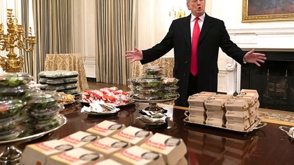 Donald Trump vor zahllosen Pizza- und Hamburgerkartons