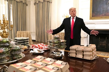 Donald Trump vor zahllosen Pizza- und Hamburgerkartons