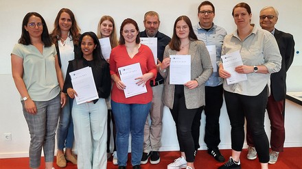 Die sieben Hotelbetriebswirte (IHK) freuen sich über die bestandene IHK-Zertifikatsprüfung. (Foto: © Gastronomisches Bildungszentrum Koblenz)