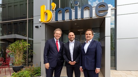 v. l. n. r.: Johannes Kauka (CarLoft Development), Matthias Beinlich (b’mine) und Jörg Guderian (Fraport) freuen sich über die Eröffnung des ersten Hotels unter der Marke b’mine. (Foto: © Alexander Huber)