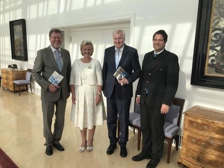 Staatsminister Dr. Marcel Huber, Leiter der Bayerischen Staatskanzlei, Angela Inselkammer, Präsidentin des Bayerischen Hotel- und Gaststättenverbandes DEHOGA Bayern, Ministerpräsident Horst Seehofer sowie DEHOGA Bayern-Landesgeschäftsführer Dr. Thomas Geppert