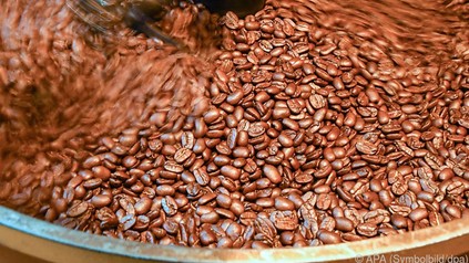 Kaffeebohnen in Maschine