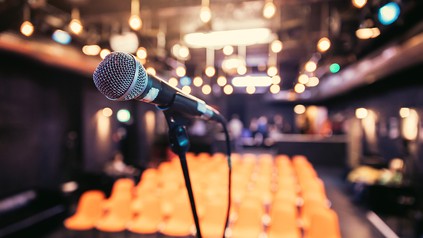 Blick von der Bühne in den leeren Veranstaltugnsraum