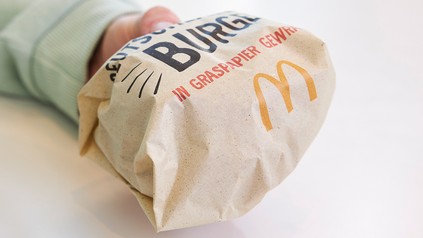 McDonald's Burger in Graspapier verpackt