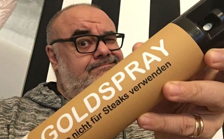Alois Gmeiner mit einem Goldspray