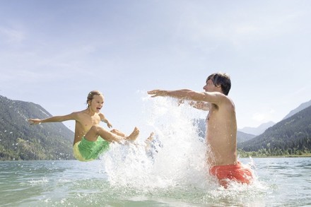 Zwei Kinder spielen im See