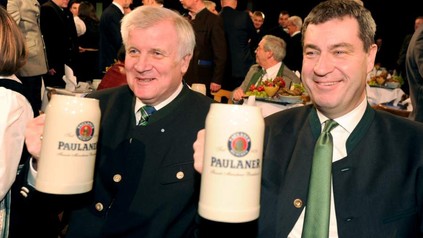 Horst Seehofer und Markus Söder mit Bierkrügen in der Hand