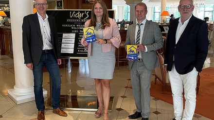 V. l. n. r: Dirk Ellinger (Hauptgeschäftsführer des Dehoga), Anika Burdusa (Hoteldirektorin Victor’s Residenz-Hotel Erfurt), Ralf Gronbach (Hoteldirektor des Victor’s Residenz-Hotel Gera) und Dr. Hilmar Siebert (ADAC Vorstandsmitglied für Freizeit, Reise und Tourismus) (Foto: © Victor’s Residenz-Hotels)