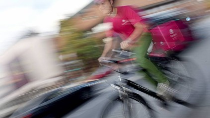 Ein Radfahrer von einem Lieferdienst