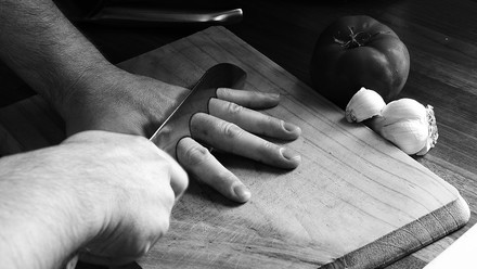 Mann hackt sich Finger ab