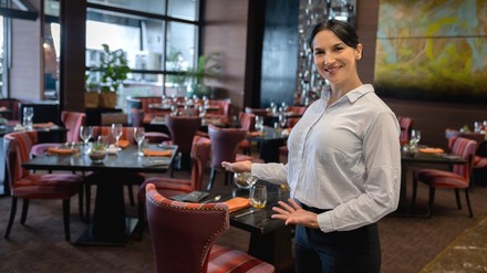 Eine Gastgeberin im Hotel