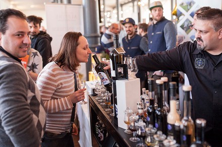 Ein Getränkestand auf einem Messegelände