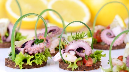 Dekorative Partyhäppchen mit Oktopus