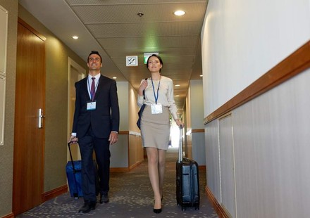 Mann und Frau mit Trolli in Gang Hotel