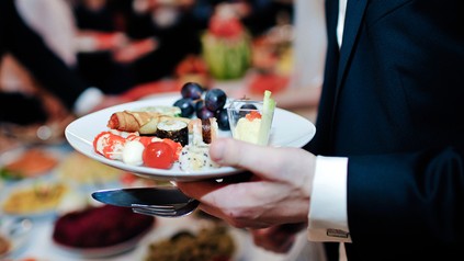 teller mit essen am buffett