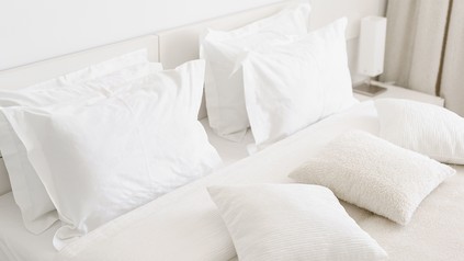 Nahaufnahme eines leeren Hotelbettes