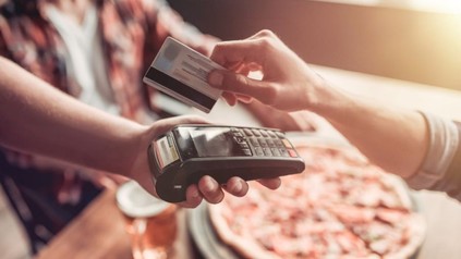 Gäste einer Pizzeria zahlen bargeldlos