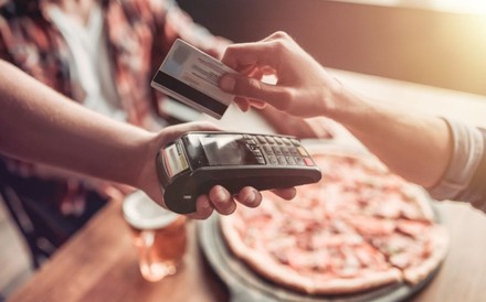 Gäste einer Pizzeria zahlen bargeldlos