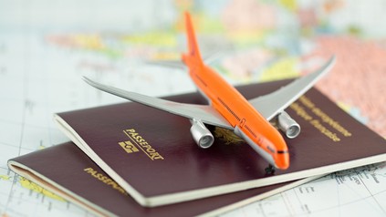 Zwei Reisepässe und ein Modellflugzeug