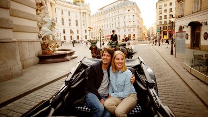 Pärchen im Fiaker am Wiener Michaelerplatz
