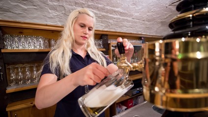 Eine Minijobberin in der Gastronomie