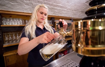 Eine Minijobberin in der Gastronomie