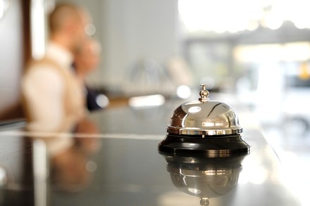 Eine leere Hotelrezeption