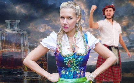 Eine Deutsceh und ein verärgerter Schotte neben einer Whiskyflasche