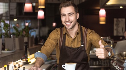 Gastronom mit Daumen hoch