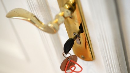 ein Hotelzimmerschlüssel mit Airbnb-Logo