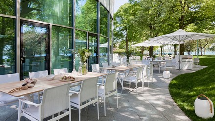 Die großzügige Außenterrasse des Parkview Restaurants.