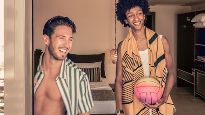 Zwei junge Männer in einem Hotelzimmer