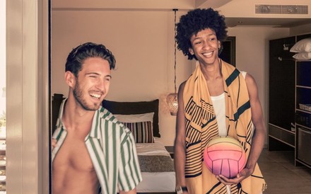 Zwei junge Männer in einem Hotelzimmer