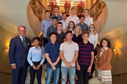 Generaldirektor Horst Mayer und HR-Direktorin Mette Bjerregaard mit den neuen Lehrlingen