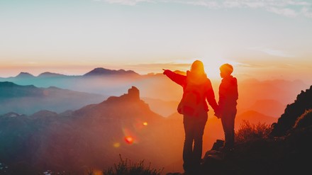 Zwei Touristen im Gebirge