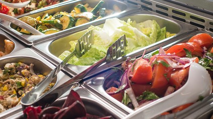 Ein Salatbuffet in einer Kantine