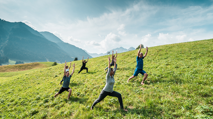 Erst Yoga, dann Müll aufräumen: Das Naturhotel Chesa Valisa im Kleinwalsertal unterstützt bei seinem Aktiv-Angebot den verein #estutnichtweh.